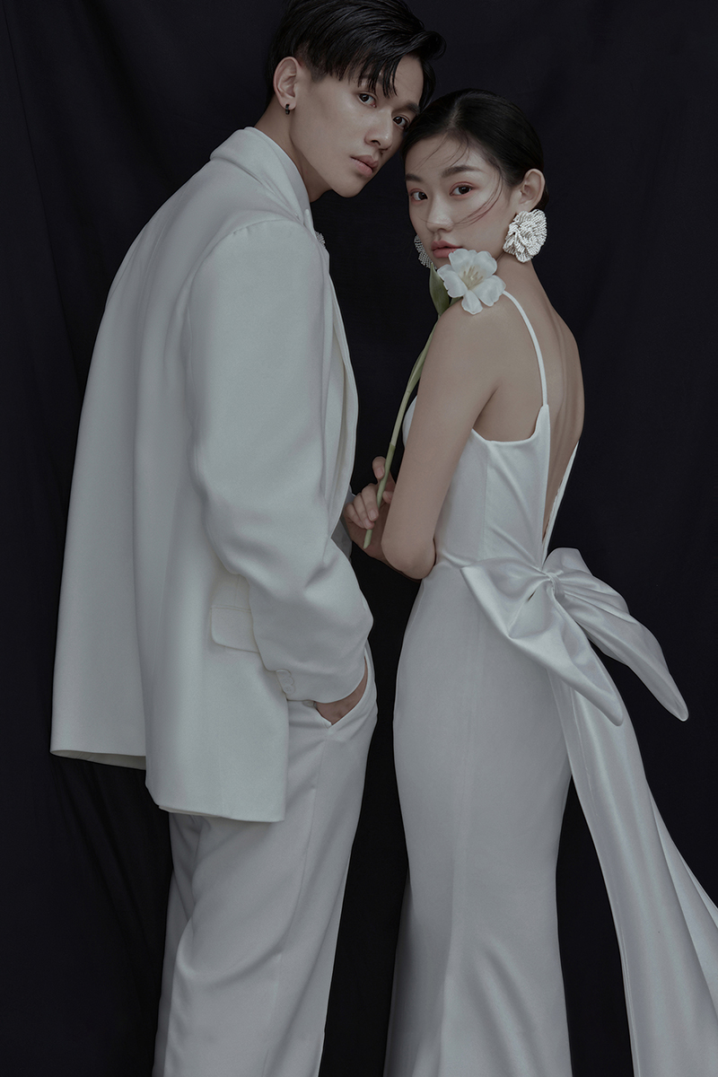 纯色内景极简风婚纱照                             深圳婚纱摄影