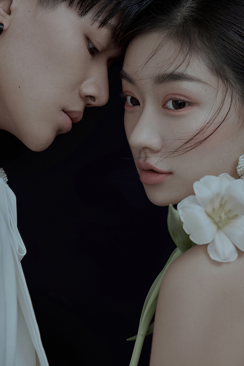 纯色内景极简风婚纱照                             深圳婚纱摄影