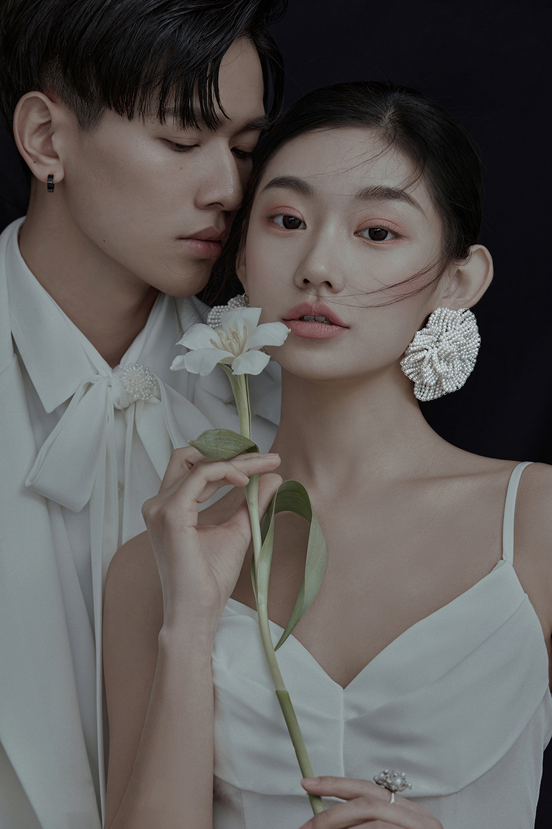 纯色内景极简风婚纱照                             深圳婚纱摄影
