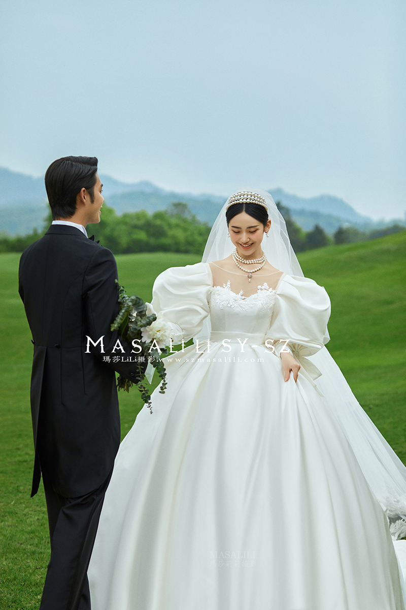 草坪婚纱照                          深圳婚纱摄影工作室