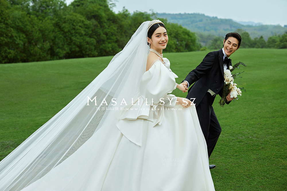 草坪婚纱照                          深圳婚纱摄影工作室