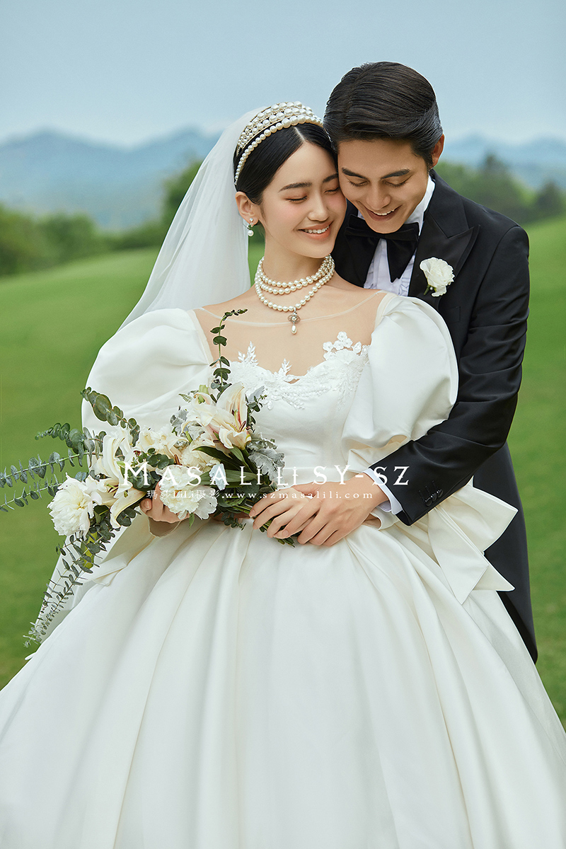 草坪婚纱照                          深圳婚纱摄影工作室