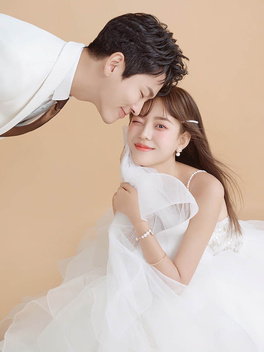 张先生夫妇                 内景婚纱照