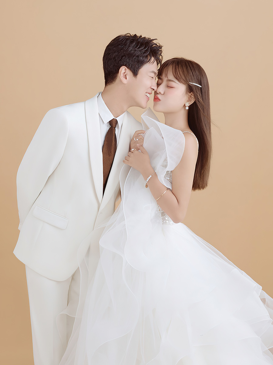 张先生夫妇                 内景婚纱照